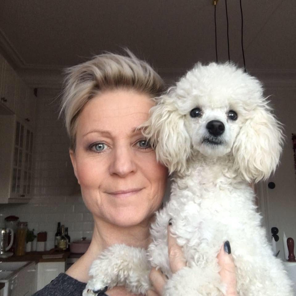 Annica med sin dvärgpudel Olle